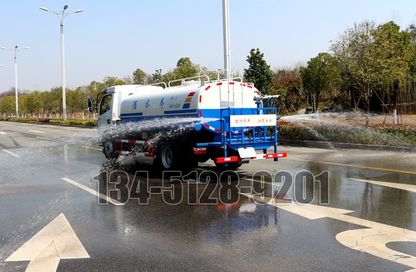 東風多利卡5噸國(guó)六灑水車側噴實拍圖片