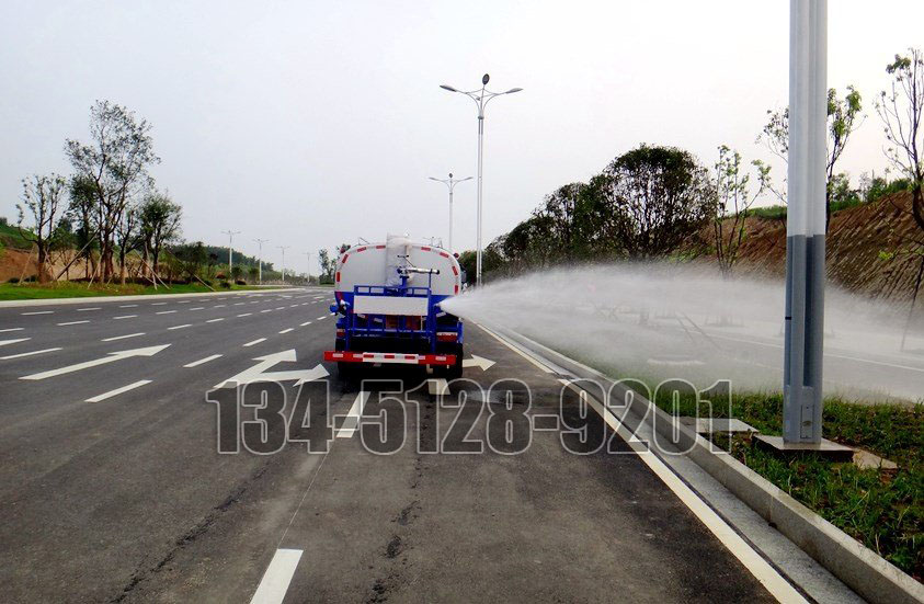 東風多利卡5噸灑水車側噴實拍圖片