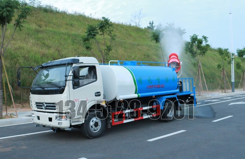 東風多利卡8噸噴霧灑水車工作實拍圖片