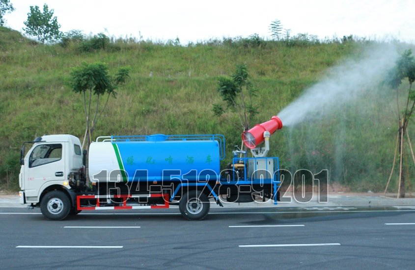 東風多利卡8噸噴霧灑水車工作實拍圖片