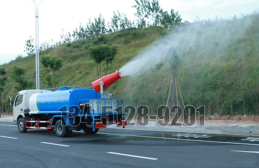 東風多利卡8噸噴霧灑水車工作實拍圖片