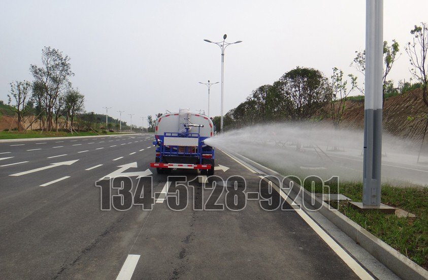 福田歐馬可5噸灑水車側噴圖片