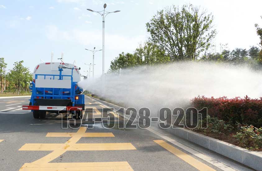 凱馬5噸灑水車側噴圖片