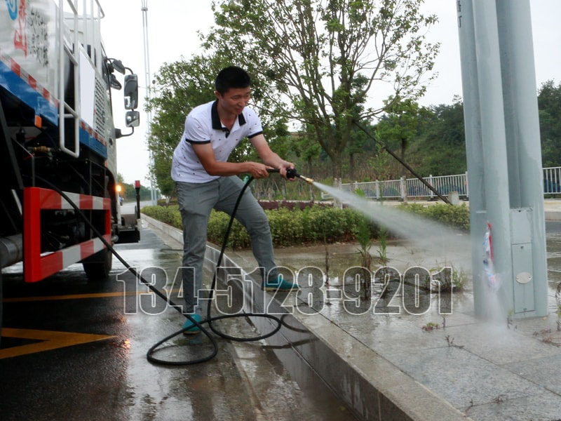 東風禦虎高壓清洗車沖洗牛皮癬廣告圖片