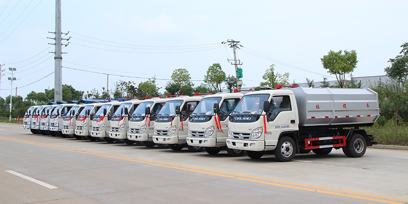 程力專汽-4台壓縮垃圾車、8台密封垃圾車準備發(fā)車