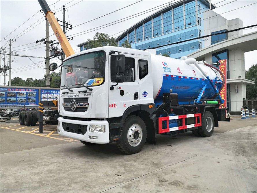 東風新款D9 12立方吸污車